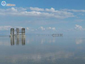 به زیر آب رفتن اسکله تاریخی بندر شرفخانه در دریاچه ارومیه