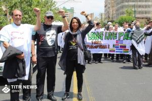  سفیر جمهوری کوبا با تی‌شرت چگوارا در راهپیمایی روز قدس