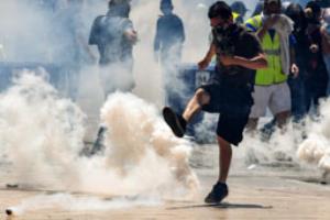 مقاومت جلیقه زردها در برابر گاز اشک آور در فرانسه 
