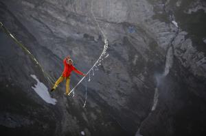 آکروبات باز سوئیسی در ارتفاع ۸۰۰ متری!