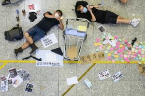 فرودگاه هنگ کنگ در تسخیر معترضین 