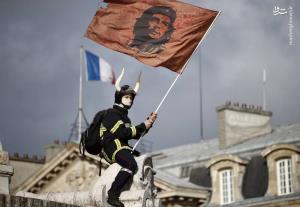 عکس/ پرچم چه گوارا در دست معترض فرانسوی