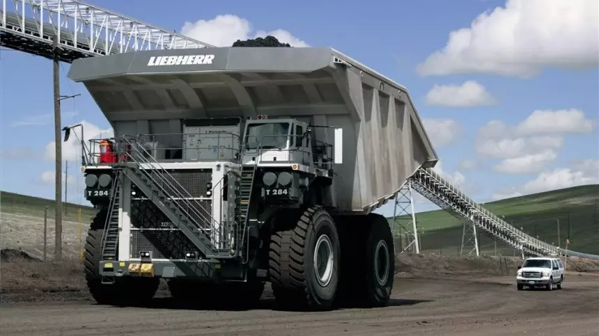 لحظاتی با دامپ‌تراک «Liebherr»؛ غول بی‌شاخ و دم 4000 اسبی!