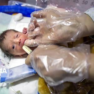 عکس/ نوزادانی که از شیر مادران نیکوکار جان تازه‌ای می گیرند