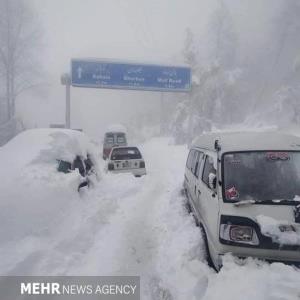عکس/ بارش برف شدید در پاکستان با 21 نفر جان باخته!