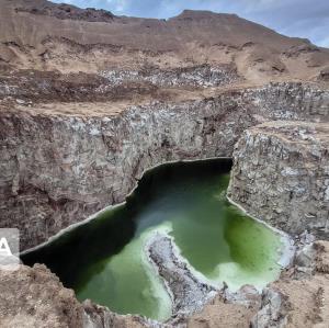 عکس/ غارهای نمکی و دریاچه‌های سبز گرمسار
