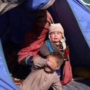 عکس/ زندگی سخت پناهجویان افغان در چادرهای مسافرتی 