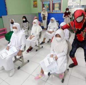 تزریق واکسن کرونا به دانش آموزان اندونزیایی