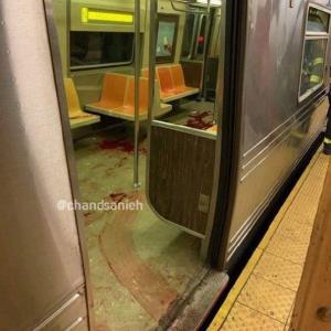 عکس/ تصویری از رد خون در متروی نیویورک 
