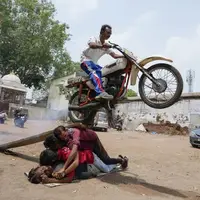 حرکت عجیب و خطرناک مرد هندی