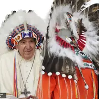 پاپ فرانسیس با کلاه مردم بومی