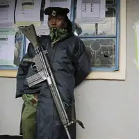سلاح غول پیکر مامور انتظامی یک حوزه رای گیری در کنیا