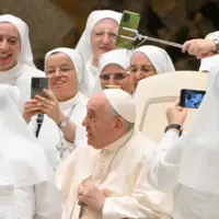 سلفی دسته جمعی پاپ فرانسیس با راهبه ها