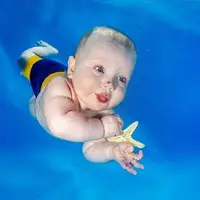 تصاویری تماشایی از شنای نوزادان زیر آب