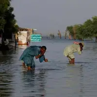 وضو گرفتن پاکستانی ها با آب سیلاب