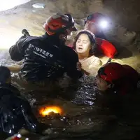 نجات یک زن کره ای گرفتار در سیلاب