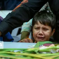 عکس/ اشک های فرزند کوچک «سلمان امیراحمدی» شهید مدافع امنیت