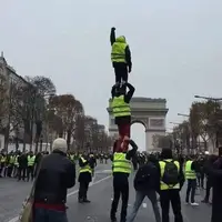 تصویری جالب در حاشیه بازگشت جلیقه زردها به خیابانهای پاریس