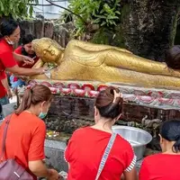 تمیز کردن مجسمه های معبدی در آستانه سال نو چینی در اندونزی