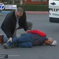 عکس/ لحظه دستگیری یک مظنون پس از تیراندازی در کالیفرنیا
