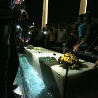تصاویری از خرابی های ناشی از هجوم مردم به حافظیه شیراز در ساعات تحویل سال نو 