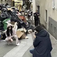 عکس یادگاری با کوهی از زباله در خیابان های پاریس!