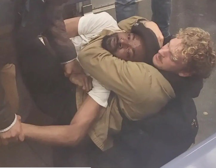 حادثه‌ای دردناک در متروی نیویورک؛ خفه کردن وحشیانه مرد سیاه‌پوست توسط تفنگدار آمریکایی