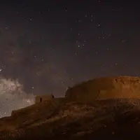 طلوع کهکشان راه شیری بر آسمان دخمه‌ی زرتشتیان در یزد