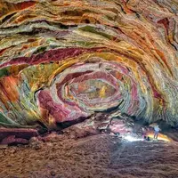 قابی زیبا از غار نمکی در قشم
