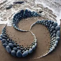 هنرنمایی با مرجان‌ها و صخره‌های کوچک دریایی در ساحل