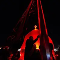 عکس/ مراسم تعویض پرچم گنبد امیرالمومنین علی(ع) در شب اول محرم