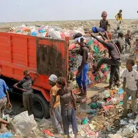 جوانان یمنی در حال جمع آوری زباله های قابل بازیافت