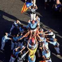 تشکیل هرم انسانی در روز ملی کاتالان ها در شهر بارسلونا اسپانیا