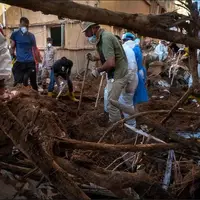 عملیات جستجوی اجساد از میان گل و لای سیل در شهر درنه لیبی
