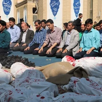 اقامه نماز در کنار یادبود شهدای بیمارستان غزه توسط دانشجویان دانشگاه امیرکبیر