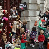 حمایت کودکانِ لندنی از خردسالانِ غزه با عروسک هایشان 