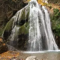 آبشار تمام خزه‌ای کبودوال با حال و هوای پاییزی