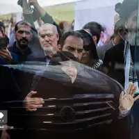 عکس/ واکنش تلخ همسر «شهید فخری زاده» هنگام مشاهده خودروی تیرباران شده همسرش