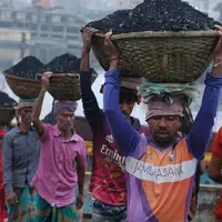 تخلیه محموله زغال سنگ از یک کشتی باری در شهر داکا بنگلادش