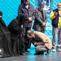 بوسیدن چادر مادر شهید در اختتامیه جشنواره مردمی فیلم عمار
