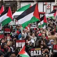 عکس/ تظاهرات لندنی ها و اهتزاز پرچم فلسطین مقابل شبکه سلطنتی بی‌بی‌سی