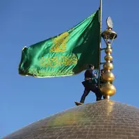 عکس/ تعویض پرچم گنبد حرم مطهر رضوی به مناسبت عید مبعث 