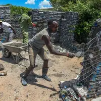 ساخت اقامتگاه با بطری‌های پلاستیکی در حیات وحش آفریقا