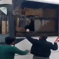 عکس/ حمله اراذل و اوباش به اتوبوس درون شهری در مشهد