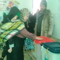 حضور مادری به همراه فرزند معلول خود در پای صندوق های رأی 