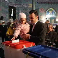 عکس/ حضور کودکان همراه با والدین در ساعات ابتدایی شروع اخذ رای در حسینیه ارشاد