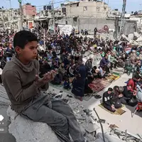 عکس/ برگزاری نماز جمعه فلسطینیان در زیر بمباران رژیم صهیونیستی
