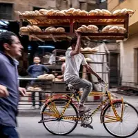 یک نان فروش دوره گرد در شهر قاهره مصر