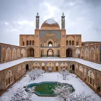 مسجد آقابزرگ کاشان غرق در سفیدی برف