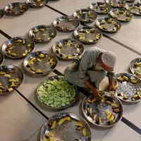 آماده کردن سینی های افطاری در شهر داکا بنگلادش
